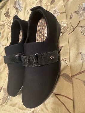 Revere Womens Black Fabric Wedge Loafers